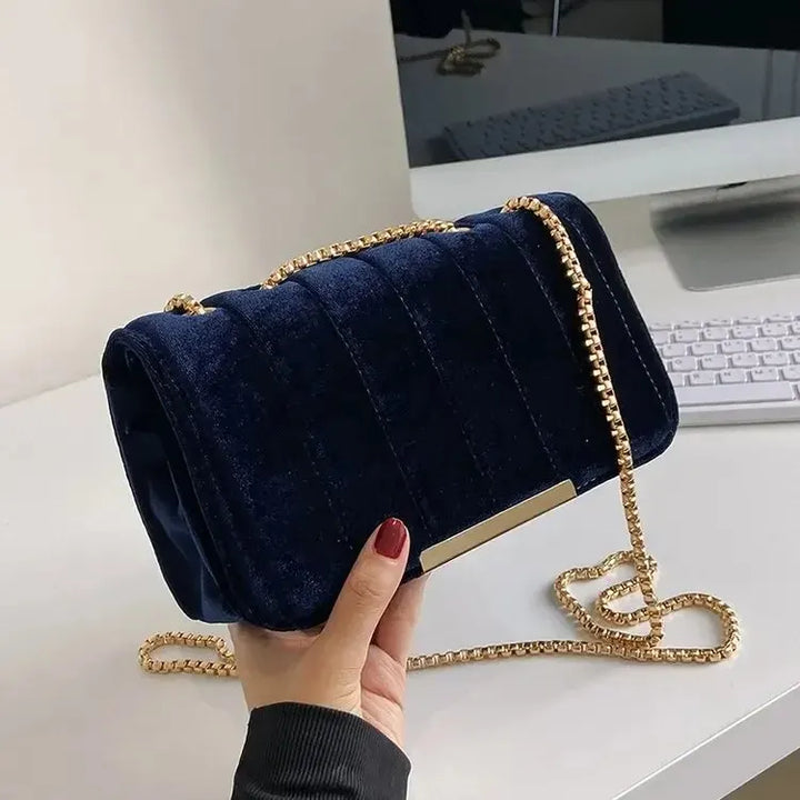 Sac à main bandoulière en velours, accessoire de mode élégant pour femme. Compact et chic.