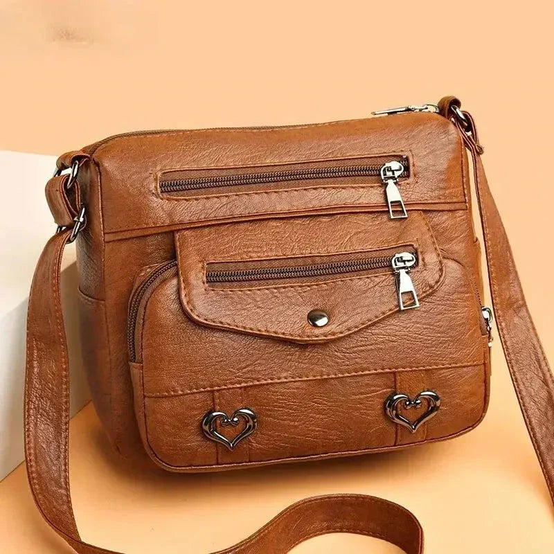 Sac bandoulière femme vintage en cuir avec inscription 'Love', style élégant et polyvalent.