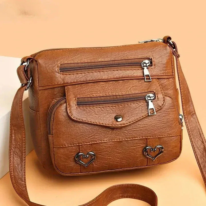 Sac bandoulière femme vintage en cuir avec inscription 'Love', style élégant et polyvalent.