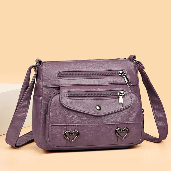 Sac vintage femme en cuir, élégant et tendance, inscription 'Love' distinctive, parfait accessoire.