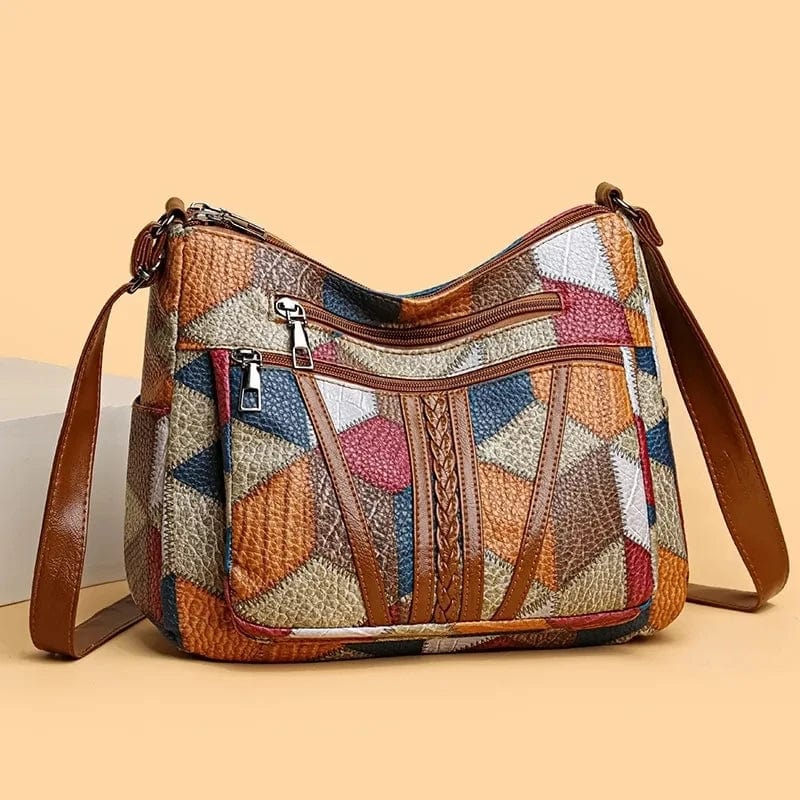 Détail du patchwork vif et coloré sur ce sac bandoulière vintage en cuir, style unique pour femme élégante.
