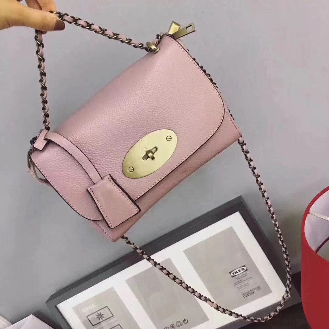 Femme marchant en ville avec le sac bandoulière Zoe, soulignant son aspect pratique et tendance.