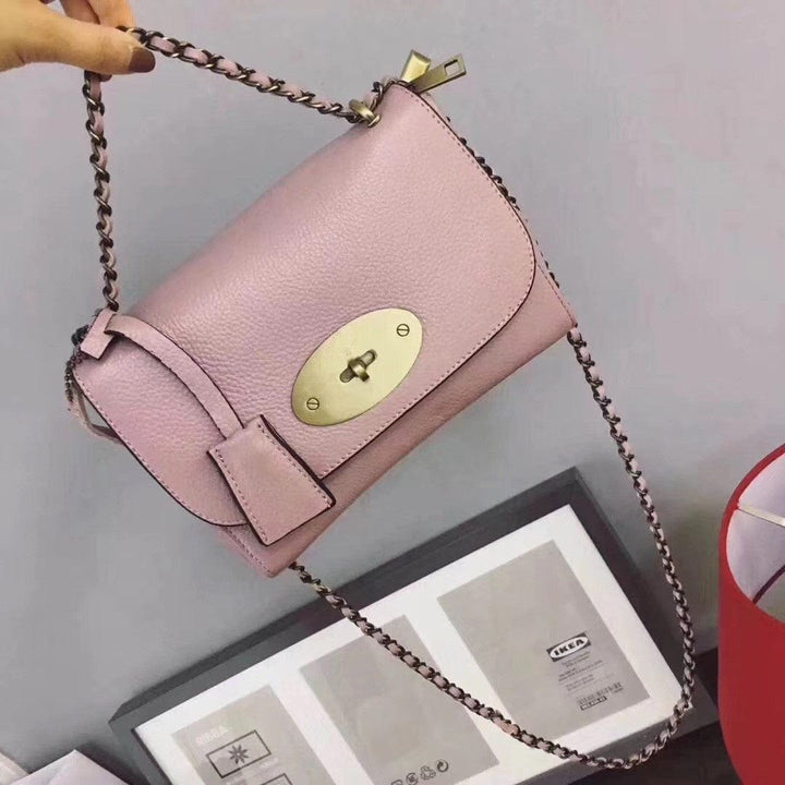 Femme marchant en ville avec le sac bandoulière Zoe, soulignant son aspect pratique et tendance.