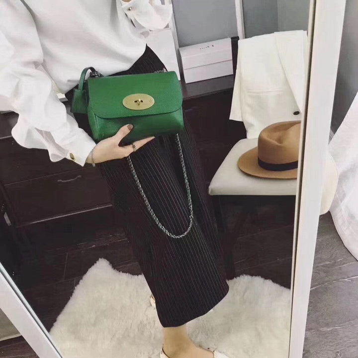 Sac Zoe en cuir de veau, met en valeur la qualité supérieure du matériau et l'artisanat précis.