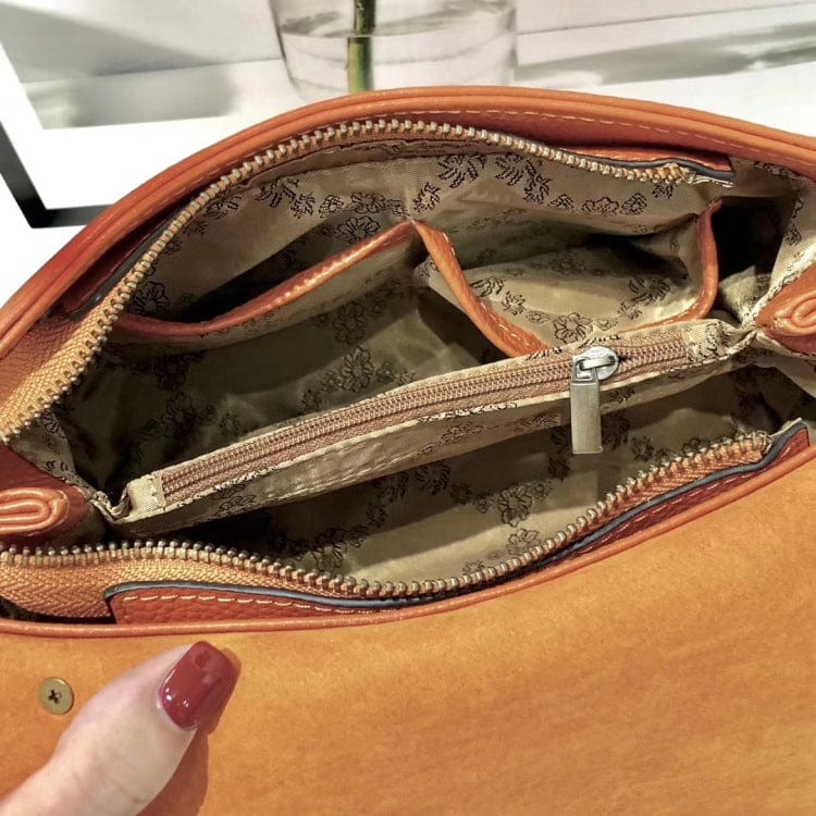 Sac bandoulière Zoe accompagné d'accessoires, montrant sa capacité à s'intégrer à divers styles.