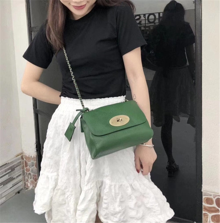 Sac bandoulière Zoe porté à l'épaule, montrant sa taille idéale et son confort pour la femme moderne.