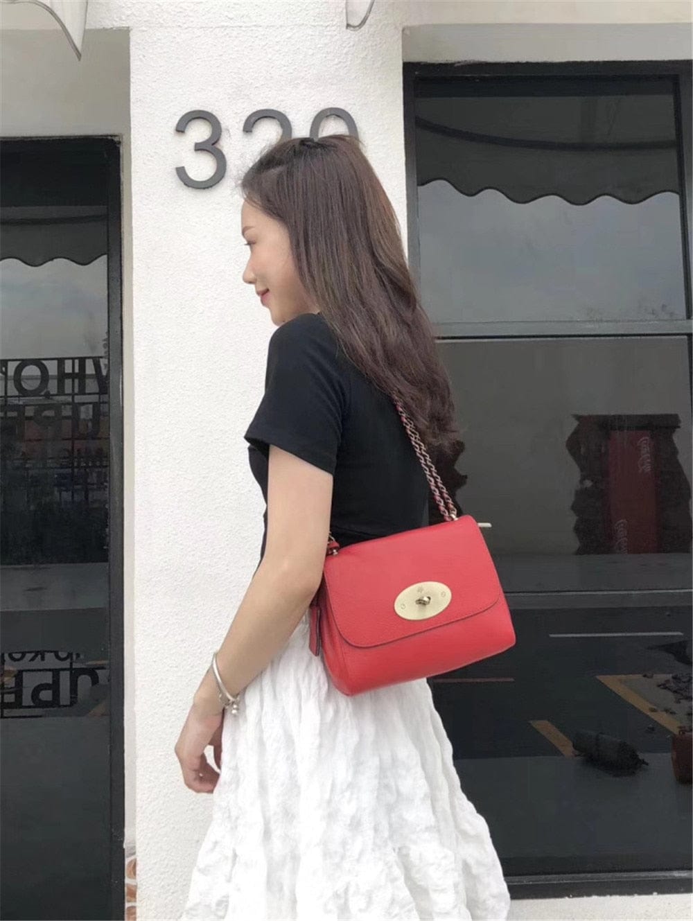 Sac Zoe en cuir bordeaux, un accessoire mode audacieux et élégant pour compléter votre look.