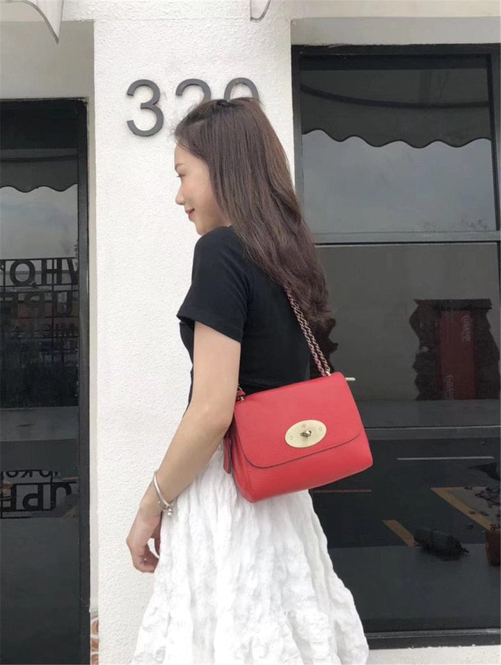 Sac Zoe en cuir bordeaux, un accessoire mode audacieux et élégant pour compléter votre look.