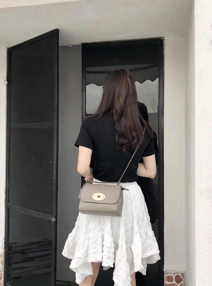 Sac femme Zoe en cuir grainé, avec fermoir distinctif, alliant sécurité et style sophistiqué.