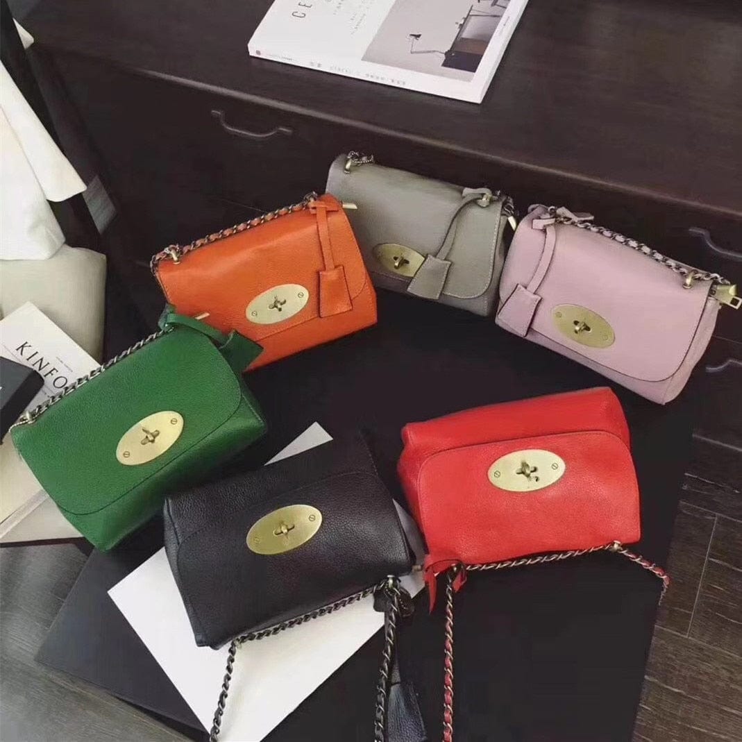 Détail de la sangle réglable du sac Zoe, confectionnée en cuir pour un port personnalisé et confortable.