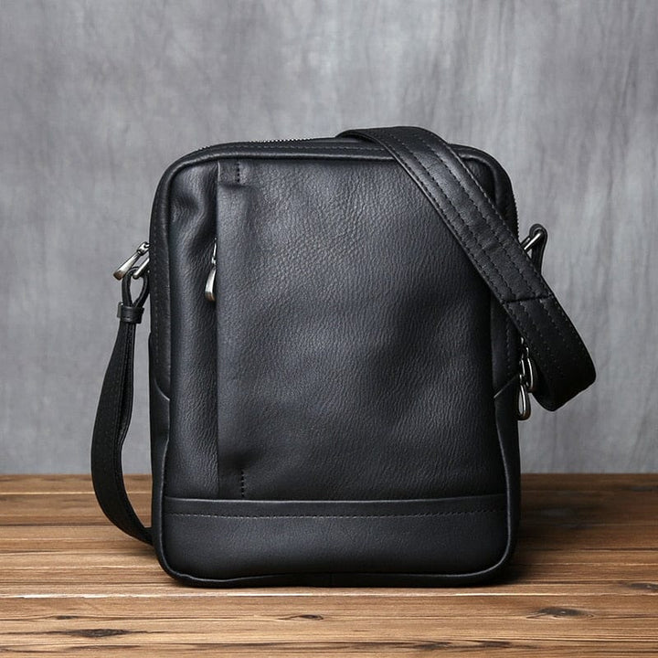 Sac bandoulière homme Aaron en cuir noir, élégant et idéal pour un usage quotidien, vue de face.