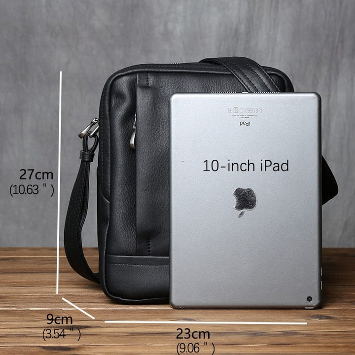 Sacoche messager en cuir Aaron pour homme, porté épaule, montrant les détails des boucles et la texture du cuir.