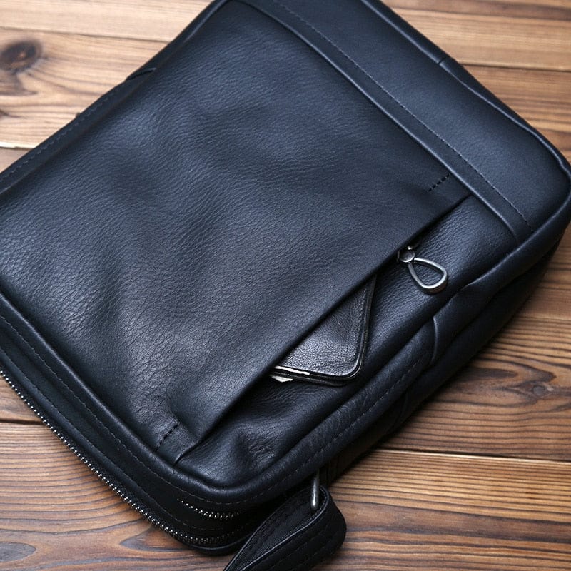 Sac bandoulière homme Aaron noir ouvert, dévoilant l'intérieur et les compartiments, parfait pour l'organisation.