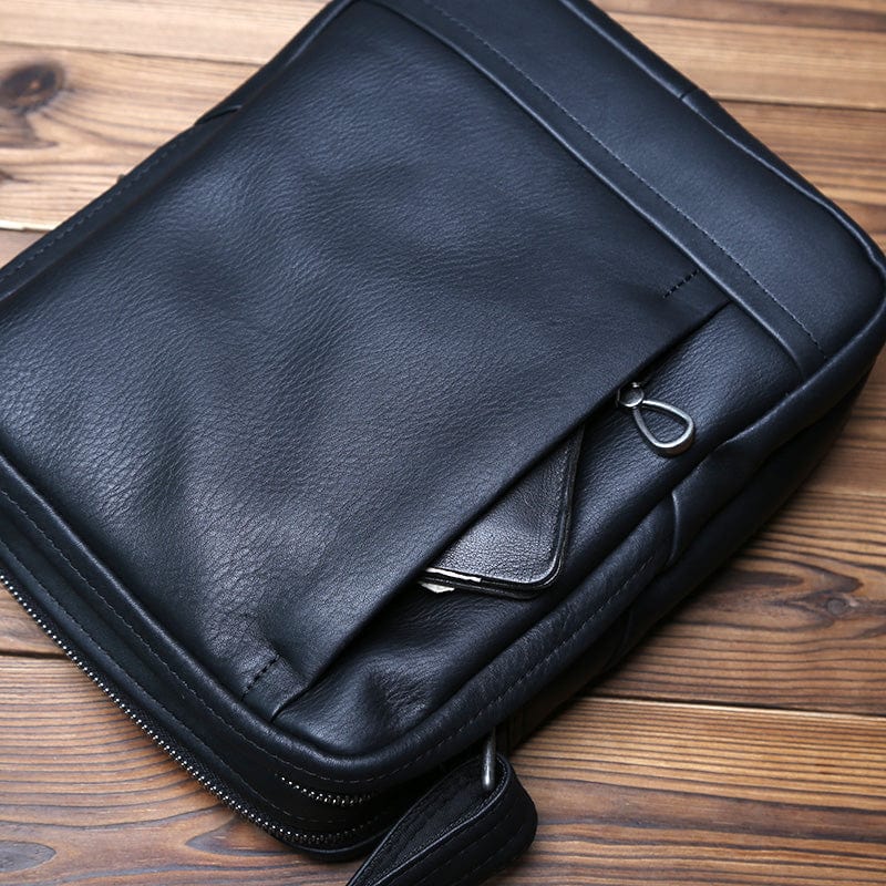 Sacoche homme en cuir Aaron porté par une personne, montrant l'ajustement de la bandoulière et le style.