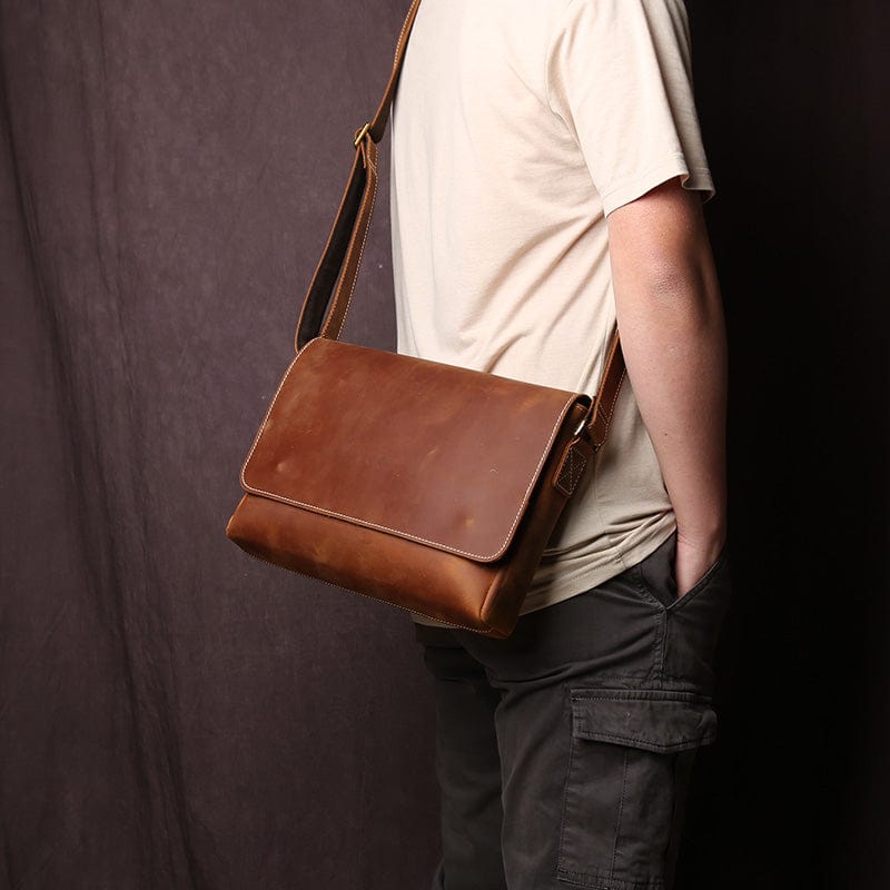 Sac bandoulière horizontal en cuir pour homme, couleur marron, offrant espace et élégance.