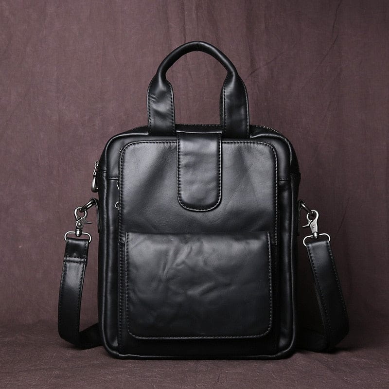 Sac bandoulière homme en cuir noir, élégant, avec rabat pour un look urbain chic.
