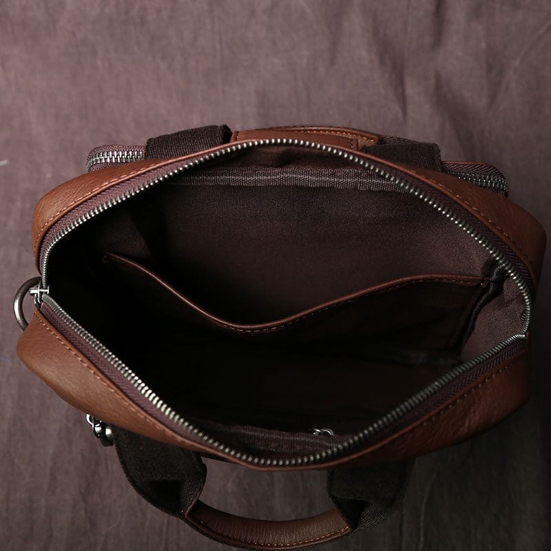 Sac messager en cuir, version café, avec rangement organisé, idéal comme accessoire masculin.