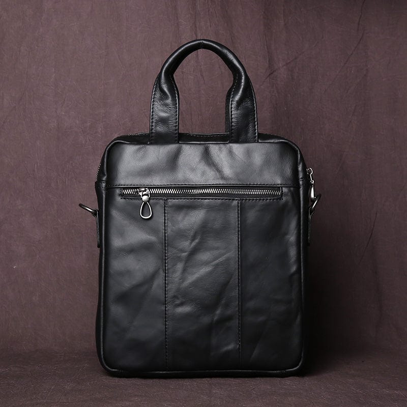 Sac bandoulière en cuir noir, moderne et fonctionnel, un accessoire essentiel pour l'homme contemporain.