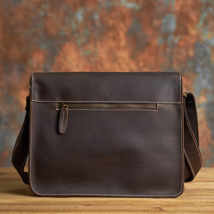 Sac bandoulière élégant pour homme en cuir véritable, couleur cognac, un classique intemporel.