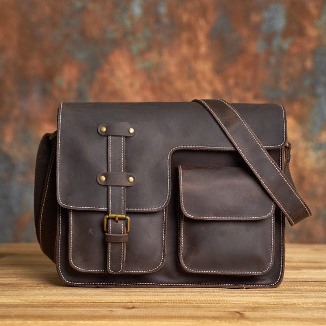 Sac messager en cuir véritable pour homme, avec multiples rangements et bandoulière ajustable.