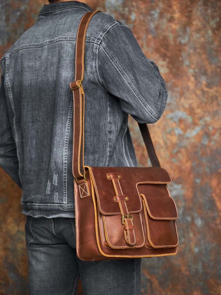 Sac messager homme en cuir marron foncé, résistant et stylé, pour un look décontracté-chic.