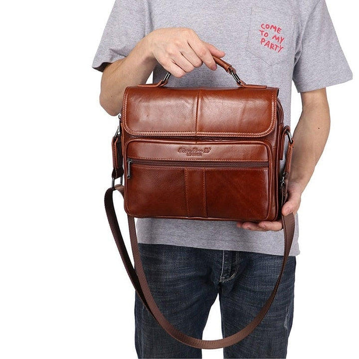 Sac bandoulière élégant en cuir marron, parfait pour l'homme moderne recherchant praticité et raffinement