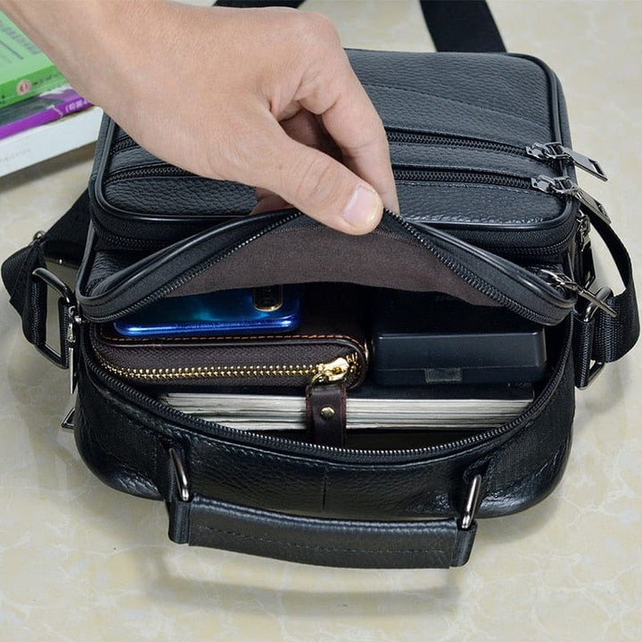 Sac bandoulière homme en cuir clair, style décontracté chic, parfait pour transporter essentiels