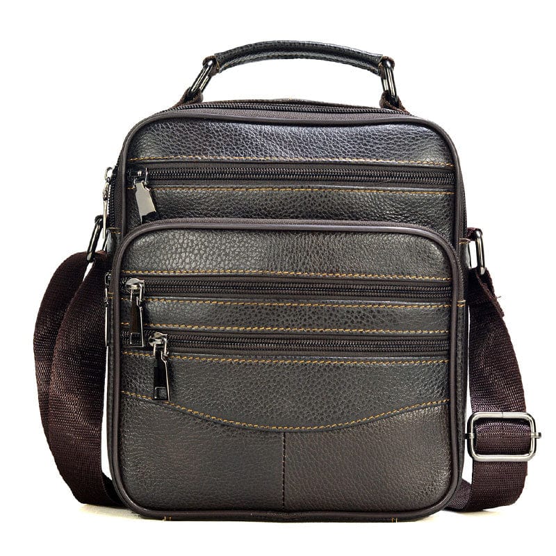 Sacoche bandoulière homme en cuir marron foncé, vue de face, avec zip, parfait pour le quotidien