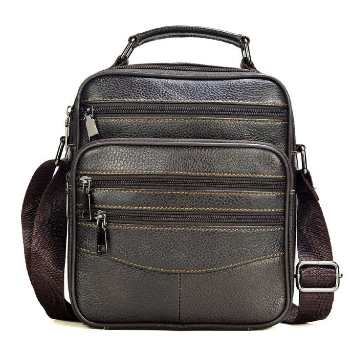 Sacoche bandoulière homme en cuir marron foncé, vue de face, avec zip, parfait pour le quotidien