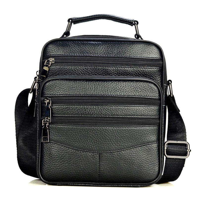 Gros plan sur la texture du cuir véritable marron d'un sac bandoulière homme, détail de qualité