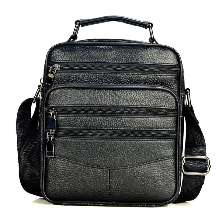 Gros plan sur la texture du cuir véritable marron d'un sac bandoulière homme, détail de qualité
