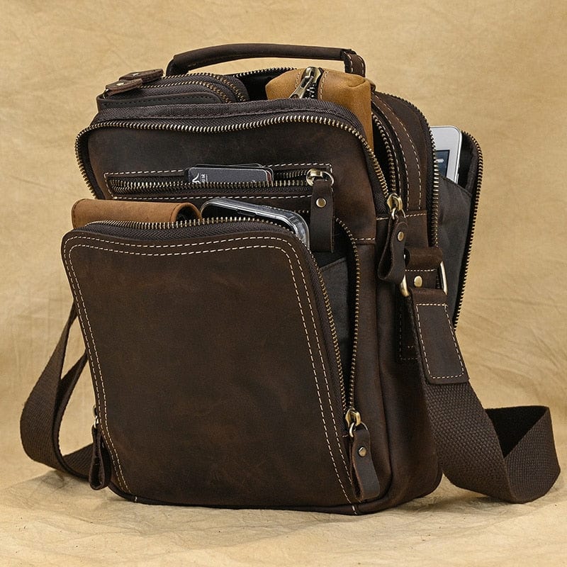 Sac bandoulière en cuir pleine fleur, un accessoire intemporel pour l'homme moderne.