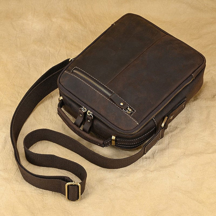 Sac messager homme en cuir, avec rabat protecteur et poche avant pour accès facile.