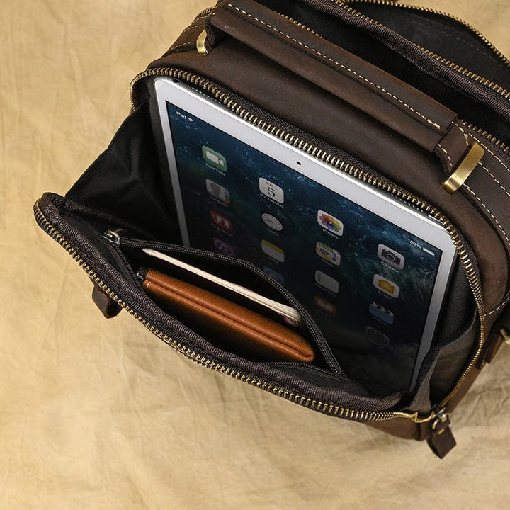 Sac bandoulière homme en cuir, style minimaliste et sophistiqué pour un usage quotidien.