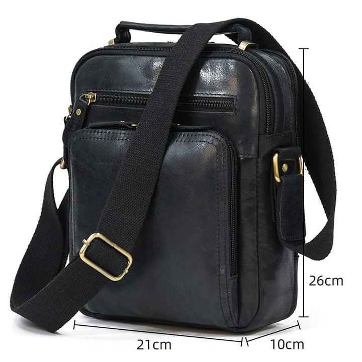 Maroquinerie: sac homme en cuir noir avec finition matte, très chic et discret.