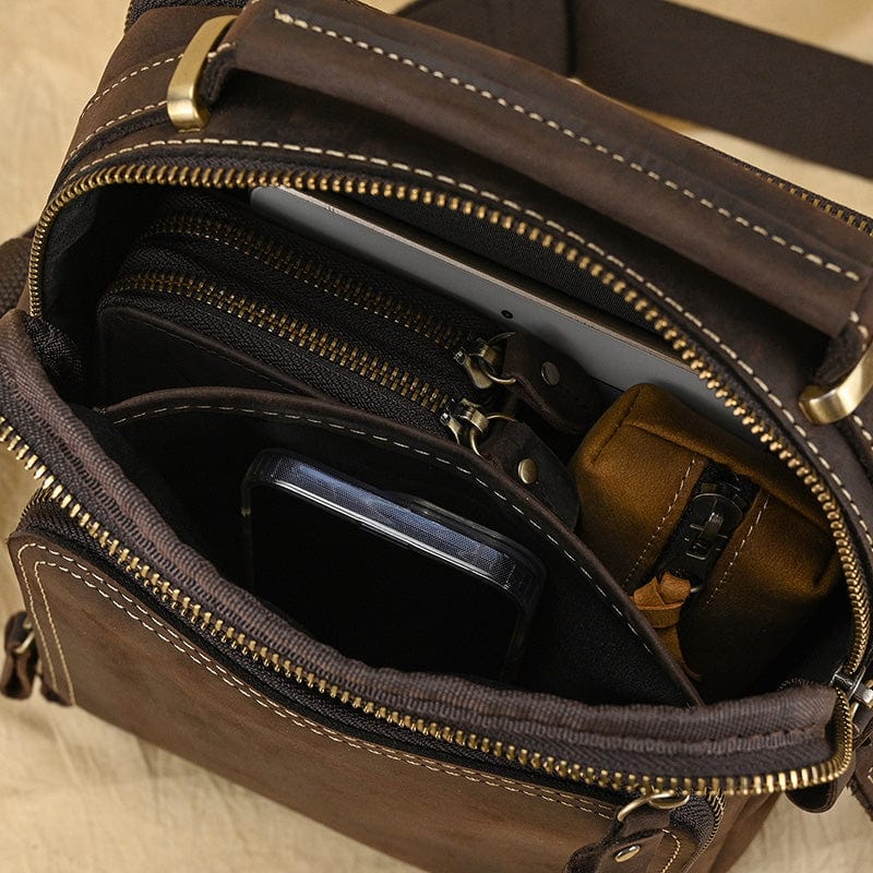 Sac bandoulière homme en cuir, parfait pour les voyages ou les déplacements urbains.