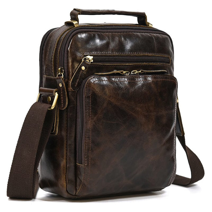 Sac messager en cuir marron, un accessoire robuste et tendance pour l'homme actif.