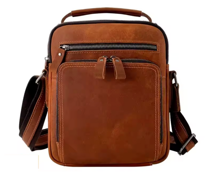Sac messager homme en cuir marron foncé, idéal pour transporter vos essentiels avec style.