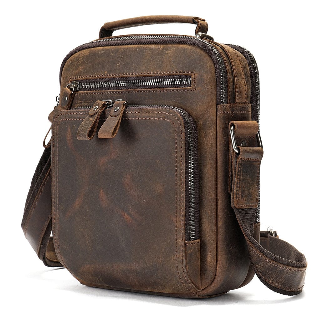 Sac homme élégant en cuir texturé, avec bandoulière réglable pour un confort optimal.