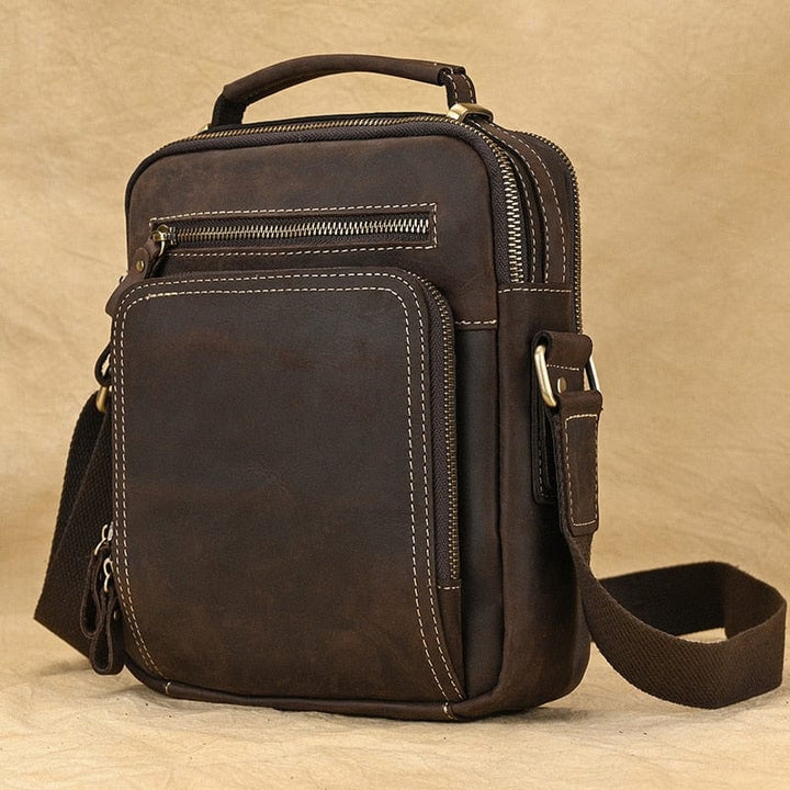 Sac bandoulière homme en cuir vieilli, offrant un style vintage et robuste pour toute occasion.