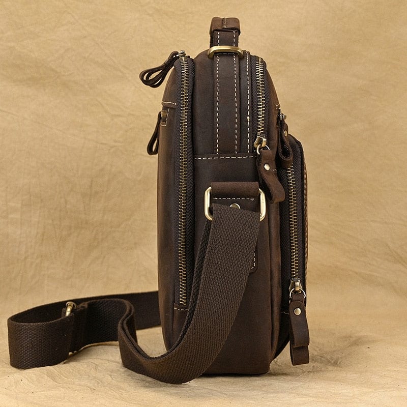 Sac messager en cuir de qualité supérieure pour homme, avec multiples compartiments intérieurs.