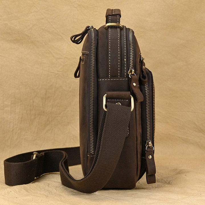 Sac messager en cuir de qualité supérieure pour homme, avec multiples compartiments intérieurs.
