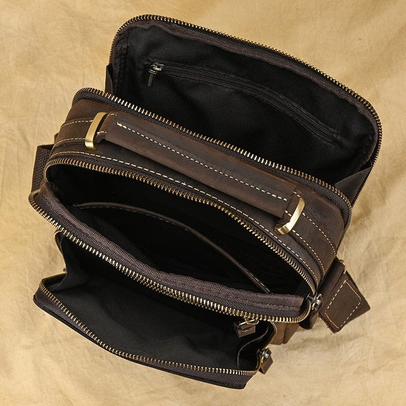 Sac bandoulière homme en cuir véritable marron, doté d'une fermeture éclair sécurisée.