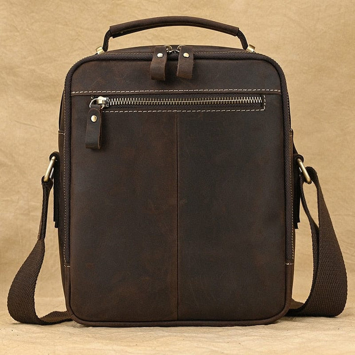 Sac homme en cuir noir, alliant fonctionnalité et esthétique, un essentiel pour le style masculin.