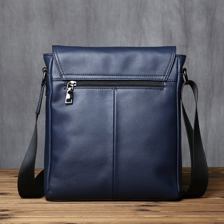 Sac bandoulière homme en cuir véritable, vue de dos, pour apprécier sa silhouette ergonomique et fine