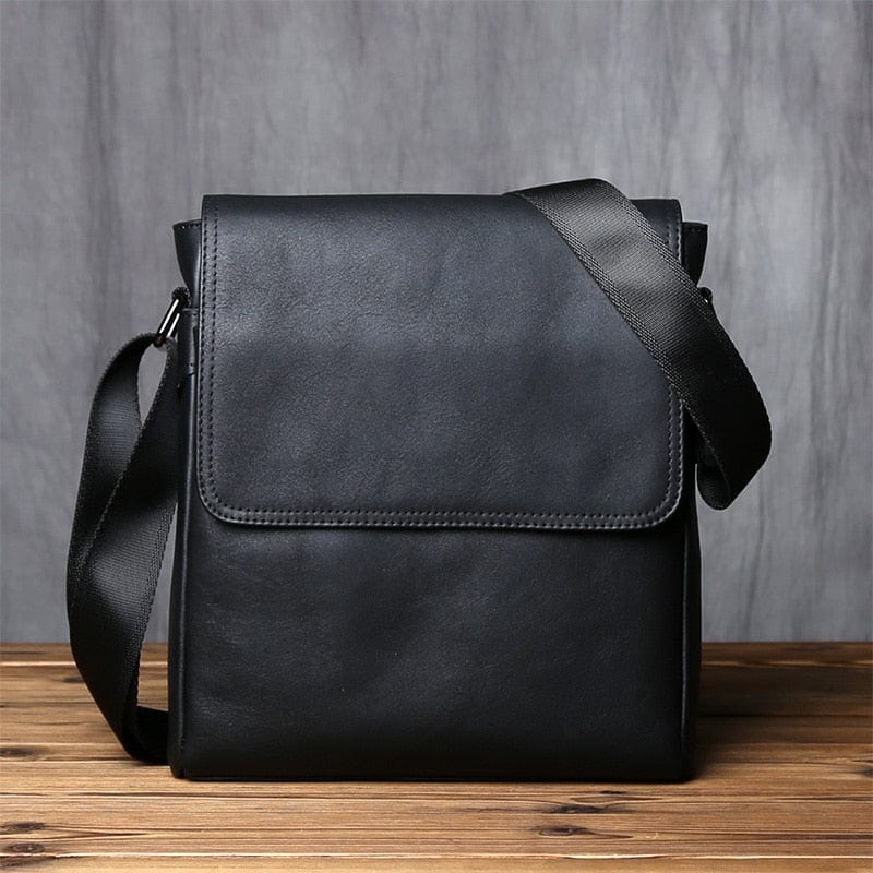 Sac bandoulière homme en cuir robuste coloris café, accessoire de mode pour un look décontracté chic
