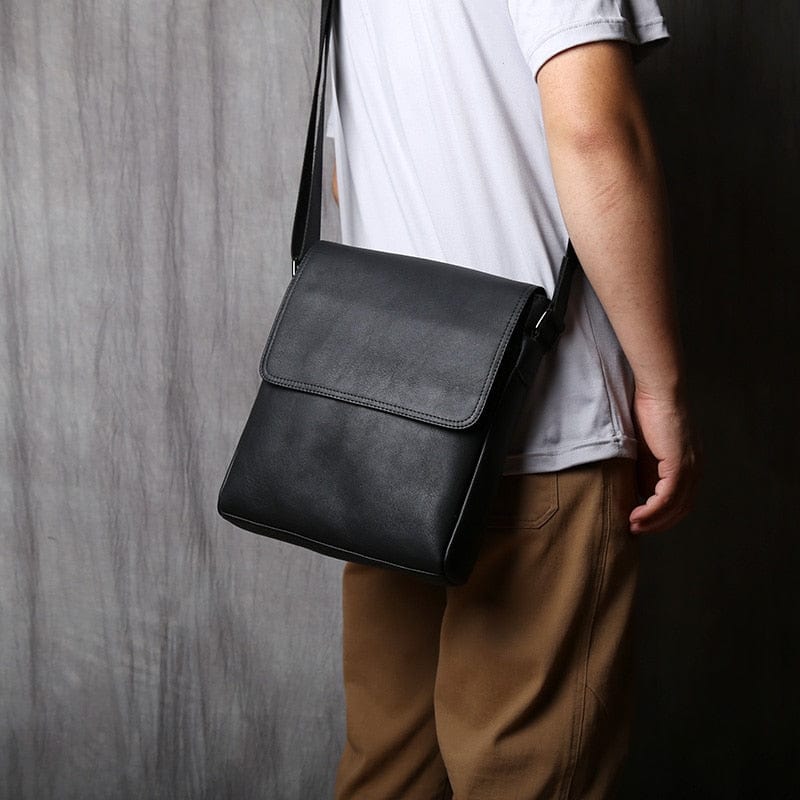 Sac bandoulière homme en cuir, porté épaule, montrant la longueur de la sangle et le confort