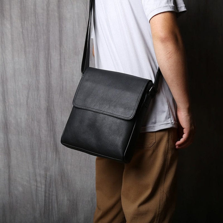 Sac bandoulière homme en cuir, porté épaule, montrant la longueur de la sangle et le confort