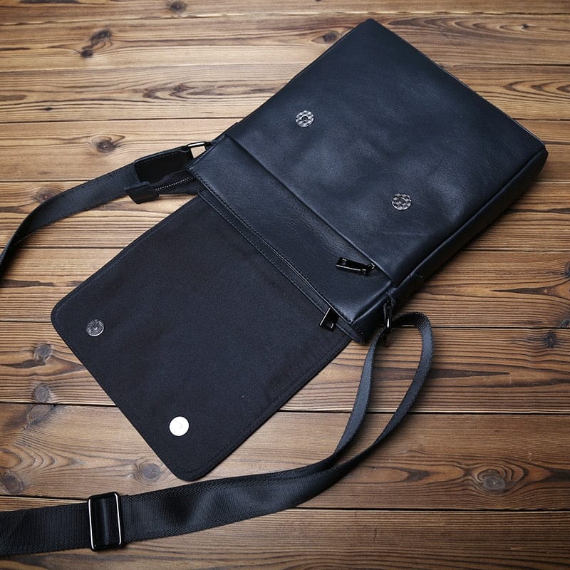 Gros plan sur la texture du cuir véritable d'un sac bandoulière homme, détail des coutures soignées