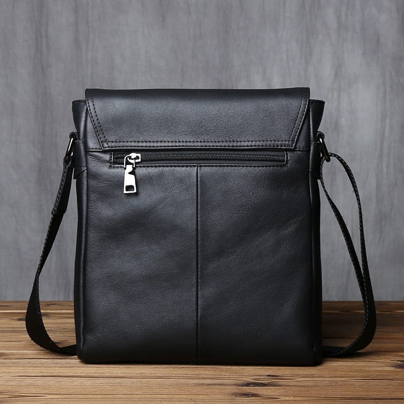 Intérieur spacieux d'un sac bandoulière homme en cuir, compartiments organisés, doublure noire